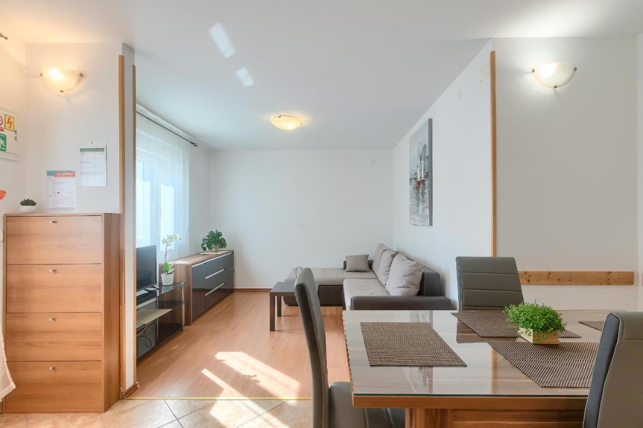 Apartments Gilly 1 Premantura Exterior photo