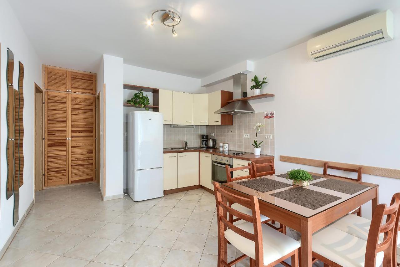 Apartments Gilly 1 Premantura Exterior photo